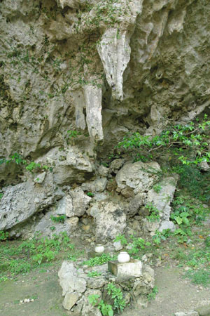 Shikiyodayuru and Amadayuru, two stalacites dripping sacred water